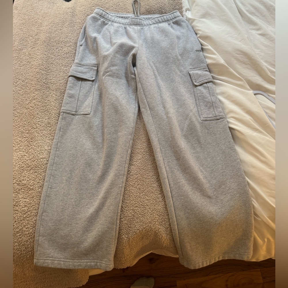 Aritzia mega fleece cargo sweatpants in medium